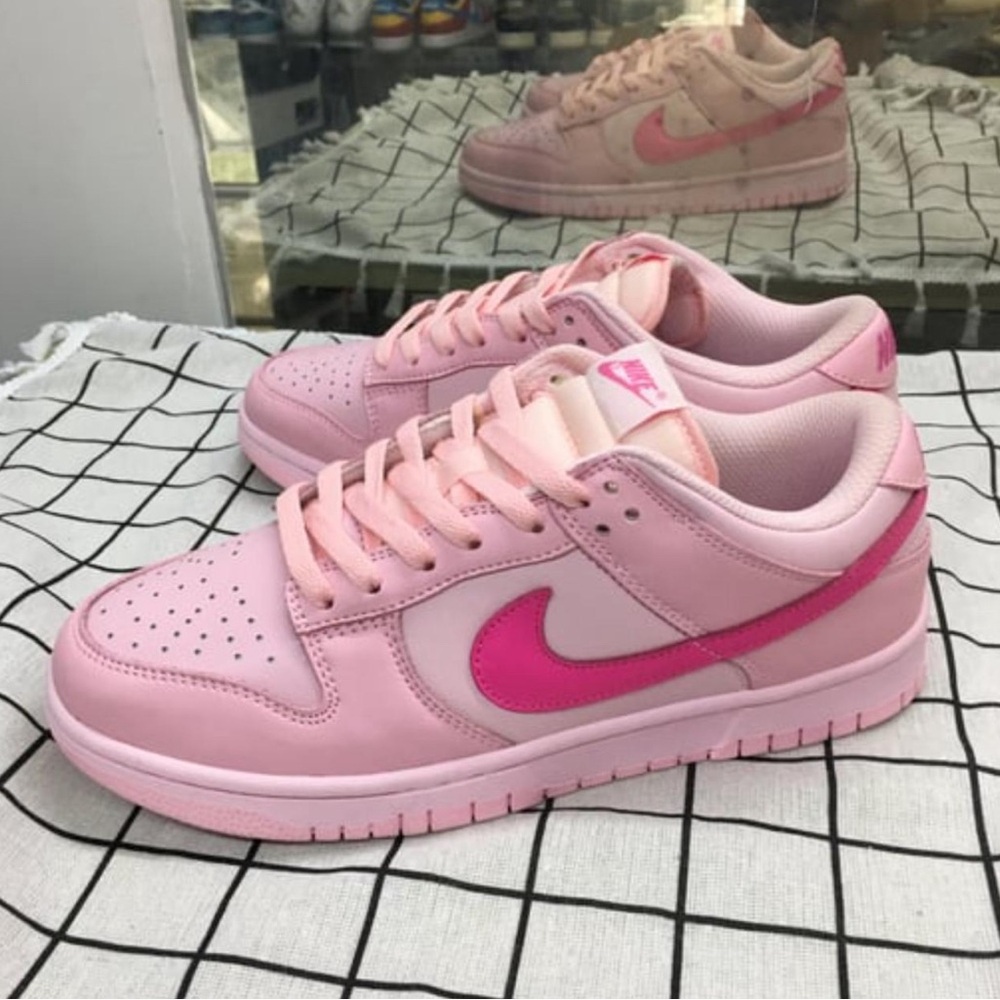 Dunk Low 'Triple Pink'